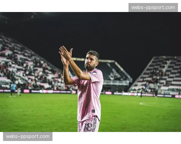 特写：老将布斯克茨在可能的主场最后一战后，独自绕场向球迷致谢