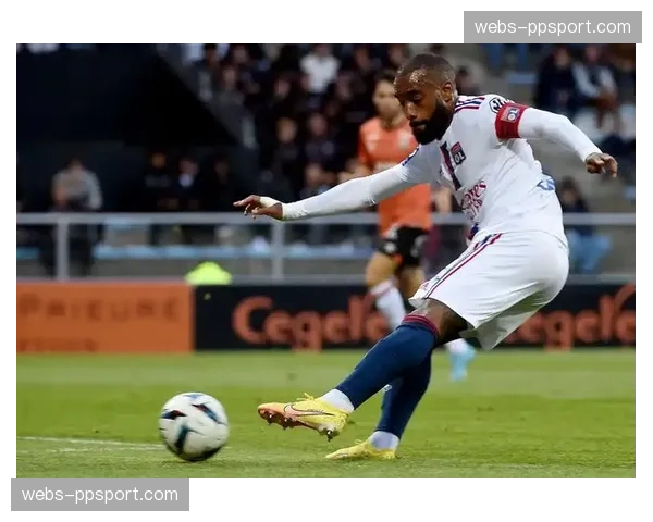 特写:前法国国脚拉卡泽特在里昂训练后加练射门,汗水浸透球衣 特写:前法国国脚拉卡泽特在里昂训练后加练射门,汗水浸透球衣